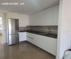 ¡Alquila tu nuevo hogar con vistas y dos dormitorios en el Vial de Churriana de la Vega