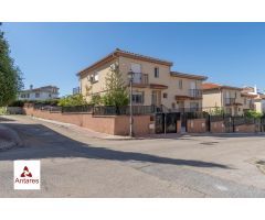 Precioso chalet con piscina en los Rebites- Huétor Vega