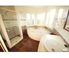 SE ALQUILA DESDE 1.9.25-30.6.26  MAGNIFICA VILLA DE 1 SOLA PLANTA EN BENALMADENA A 600 METROS DE LA 