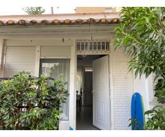 Se alquila por larga temporada bungalow reformado en La Carihuela (Torremolinos)