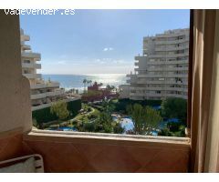 Se vende  bonito apartamento con vistas al mar  en 1ª linea de playa en Benalmádena