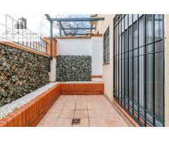 ADOSADA EN CERRILLO DE MARACENA CON 100 M DE PATIO.