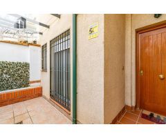 ADOSADA EN CERRILLO DE MARACENA CON 100 M DE PATIO.