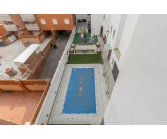 Exclusivo ático con 97 m2 de terraza y vistas a Sierra Nevada en Barrio Periodistas