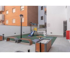 Exclusivo ático con 97 m2 de terraza y vistas a Sierra Nevada en Barrio Periodistas