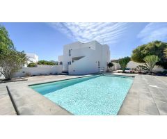 hermosa casa independiente con 2 apartamentos y piscina