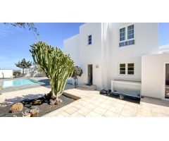 hermosa casa independiente con 2 apartamentos y piscina