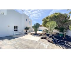 hermosa casa independiente con 2 apartamentos y piscina