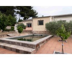 Casa tipo chalet con terreno, piscina y 4 habitaciones – ¡Lista para disfrutar!