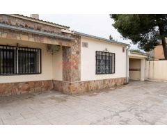 Casa tipo chalet con terreno, piscina y 4 habitaciones – ¡Lista para disfrutar!