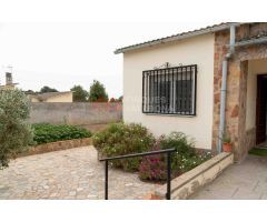 Casa tipo chalet con terreno, piscina y 4 habitaciones – ¡Lista para disfrutar!