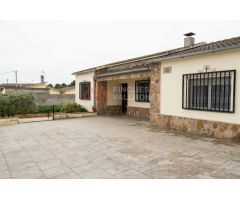 Casa tipo chalet con terreno, piscina y 4 habitaciones – ¡Lista para disfrutar!