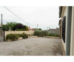 Casa tipo chalet con terreno, piscina y 4 habitaciones – ¡Lista para disfrutar!