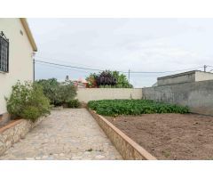 Casa tipo chalet con terreno, piscina y 4 habitaciones – ¡Lista para disfrutar!