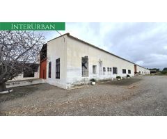 Nave industrial de 2.500 m² en Lliria con acceso camiones, oficinas y zona de carga