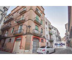 ¡Gran oportunidad para inversores! Edificio alquilado de 629m² a reformar en el centro de Artés.