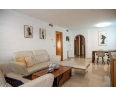 Elegante Piso de 2 Dormitorios con Piscina y Garaje en Guadalmina Alta