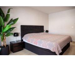 Elegante Piso de 2 Dormitorios con Piscina y Garaje en Guadalmina Alta