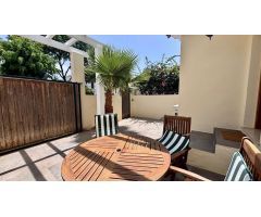 Elegante Adosado de 3 Dormitorios con Jardín en Los Naranjos, Marbella