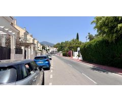 Elegante Adosado de 3 Dormitorios con Jardín en Los Naranjos, Marbella