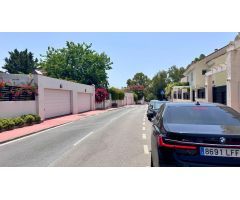 Elegante Adosado de 3 Dormitorios con Jardín en Los Naranjos, Marbella