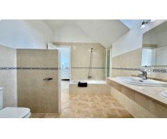 Elegante Adosado de 3 Dormitorios con Jardín en Los Naranjos, Marbella