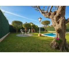 Exclusiva casa esquinera con amplio jardín y vistas al mar