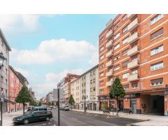 ¡Tu Nuevo Hogar en el Centro de Oviedo te Espera! Piso con Terraza y Potencial para Reformar