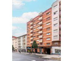 ¡Tu Nuevo Hogar en el Centro de Oviedo te Espera! Piso con Terraza y Potencial para Reformar