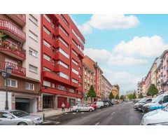 ¡Tu Nuevo Hogar en el Centro de Oviedo te Espera! Piso con Terraza y Potencial para Reformar