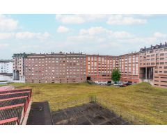 ¡Tu Nuevo Hogar en el Centro de Oviedo te Espera! Piso con Terraza y Potencial para Reformar