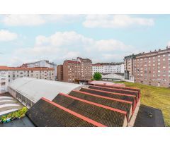 ¡Tu Nuevo Hogar en el Centro de Oviedo te Espera! Piso con Terraza y Potencial para Reformar