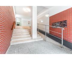 ¡Tu Nuevo Hogar en el Centro de Oviedo te Espera! Piso con Terraza y Potencial para Reformar