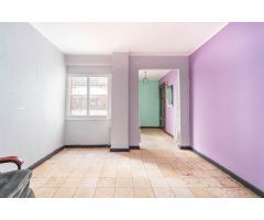 ¡Tu Nuevo Hogar en el Centro de Oviedo te Espera! Piso con Terraza y Potencial para Reformar