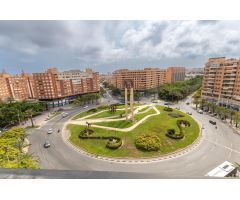 Exclusivo piso exterior reformado en Gran Vía con balcón, garaje y trastero