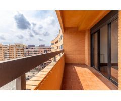 Exclusivo piso exterior reformado en Gran Vía con balcón, garaje y trastero