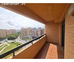 Exclusivo piso exterior reformado en Gran Vía con balcón, garaje y trastero