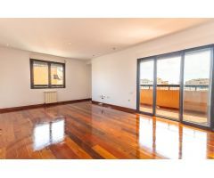 Exclusivo piso exterior reformado en Gran Vía con balcón, garaje y trastero
