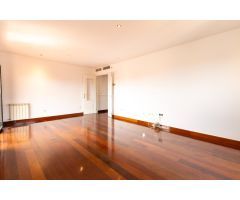 Exclusivo piso exterior reformado en Gran Vía con balcón, garaje y trastero