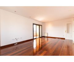 Exclusivo piso exterior reformado en Gran Vía con balcón, garaje y trastero