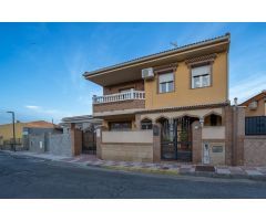 CHALET EN EL CENTRO DE OTURA CON PISCINA.