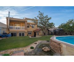 CHALET EN EL CENTRO DE OTURA CON PISCINA.