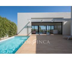 Villa  de lujo de nueva construcción con increibles vistas al mar y estilo moderno mediterráneo.
