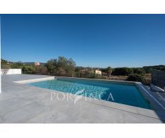 Moderna villa de diseño de reciente construcción con piscina y preciosas vistas en zona tranquila.