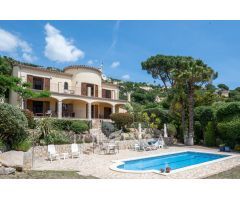 Villa de estilo mediterráneo con piscina y preciosas vistas en Vizcondado de Cabanyes.