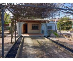 Casa de una planta con piscina y terreno llano de 860m²