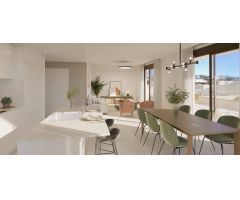 Ático con solárium y vistas al mar en venta en la zona de Guadalobon, Estepona. Málaga