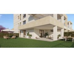 Apartamento con jardín privado en venta en la zona de Guadalobon, Estepona. Málaga