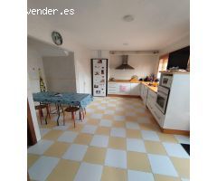 ¡Descubre esta maravillosa vivienda de dos plantas más sótano con garaje!