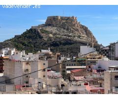Amplia vivienda con vistas al Castillo Santa Bárbara en la zona del Mercado.